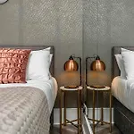The Secret Kensington Garden Mews-2 Bedroom Full House-2 Train Lines- Spacious-Kings Road- Harrods -Chelsea Stadium-Private Small Patio