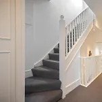 Stylish 3-Bedroom Home In The Heart Of Fulham
