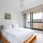 Well-Connected Cosy And Bright Modern Flat