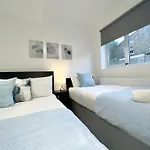 Three Bedroom Apartment By Dashh Properties Short Lets & Serviced Accommodation In Shepherds Bush Sleeps 9 With Free Wifi