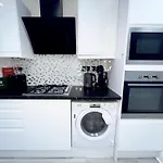 Three Bedroom Apartment By Dashh Properties Short Lets & Serviced Accommodation In Shepherds Bush Sleeps 9 With Free Wifi