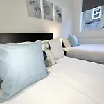 Three Bedroom Apartment By Dashh Properties Short Lets & Serviced Accommodation In Shepherds Bush Sleeps 9 With Free Wifi