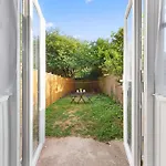 The Kensal Suite - Modern, Warm & Cosy Studio Apartment