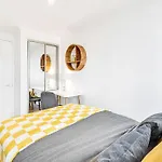 Luxaway Apartment In Earls Court - Sleeps Up To 10