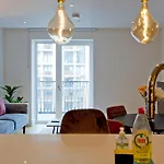 Fabulous Westfield 2 Bed