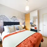 Designer 2 Bedroom Flat In London-Balcony-Sleeps 6