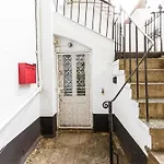 Elegant Two Bedroom Flat In Redcliffe Gardens