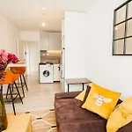 Coombe Hill 2 Bedroom House & Parking