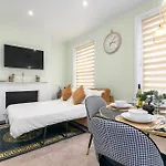 Modern Flat 5 Min To Holland Park!