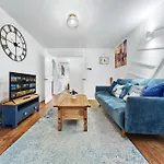 Quirky Canary 2Bed, Free Parking, Smart Tv & Games
