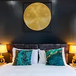 Chic & Spacious 2 Bedroom Haven In Zone 2-15 Mins To Central London- Garden & Parking Available! 5 Beds-Sleeps 6 People- Instant Book & Self Check-In! Save 20 Percent On Stays Of 7 Nights Or More !