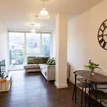 Spacious And Bright London Apartment With Balcony Views