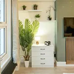Stunning 1 Bed Luxury London Garden Apartment