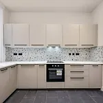 Beautifully Designed Studio With Full Kitchen