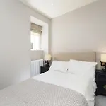 Modern Kensington Flat 3 Bedrooms And 3 Bathrooms