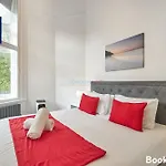 Last-Minute Escape L Sleeps Up To 4 Guests L One-Bedroom Apartment With King Bed And High Ceilings Near Camden By Live London Short Lets & Serviced Accommodation