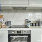 Last-Minute Escape L Sleeps Up To 4 Guests L One-Bedroom Apartment With King Bed And High Ceilings Near Camden By Live London Short Lets & Serviced Accommodation