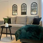 Cosy & Stylish - Boho 2 Bed Flat With Garden