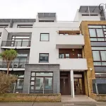 Stylish Penthouse With City Views / Balcony Ac
