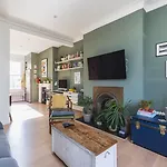 Leafy & Stylish Brixton Retreat
