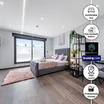 Stylish Studio Apt By Stay Smart Short Lets & Serviced Accommodation Woodstock With Free Wifi