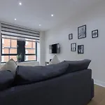 Stylish Modern Apartment By Aldgate East Station 3