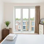 2 Bed Flat With Balcony In Acton