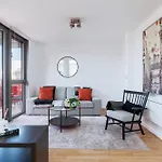 Stunning 2-Bed, 2-Bath With Balcony Views Stratford Westfield