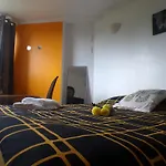 Chelsea Orange Apartment Sleeps10-Petsok-Parking