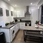 2 Bed Stylish Apartment, Vibrant Hoxton