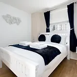 Luxury Two Bedroom River View Apartment In Canary Wharf