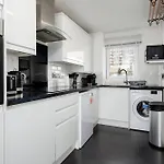 Luxury Two Bedroom River View Apartment In Canary Wharf