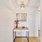 Luxury Two Bedroom River View Apartment In Canary Wharf