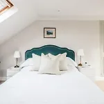 3 Bed, 2 Bath Stylish Flat