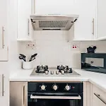 3 Bed, 2 Bath Stylish Flat