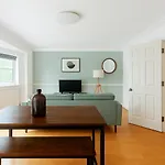Modern Flat With Classic Charm - Goldhawk