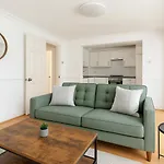 Modern Flat With Classic Charm - Goldhawk