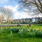 The Plush Putney Apartment - 2 Bed - 2 Bath - Ground Floor Apt