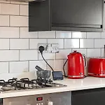 Spacious 1 Bed Maisonette In Camden By Amber Stays, Perfect For Long Term Stays, Sleeps 4!