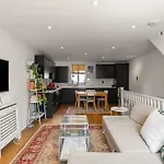 Spacious 1 Bed Maisonette In Camden By Amber Stays, Perfect For Long Term Stays, Sleeps 4!