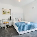 Spacious London Stay - 3 Bedroom Property