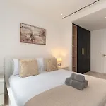 Premium 2-Bedroom Flat With Lift & Private Balcony In Farringdon, London