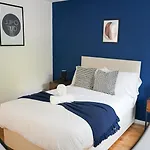 Stylish House Sleeps 9 With Free Parking In Putney
