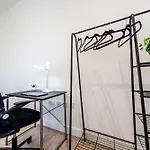 2 Bed Oasis London Flat-O2-Excel-Canary Wharf- Shops- Trains -Free Parking,Wifi 500Mb & Flex Check In