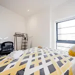 2 Bed Oasis London Flat-O2-Excel-Canary Wharf- Shops- Trains -Free Parking,Wifi 500Mb & Flex Check In