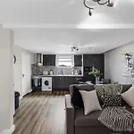 Cozy & Contemporary 2-Br Flat Near Shops & Transit