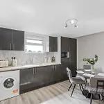 Cozy & Contemporary 2-Br Flat Near Shops & Transit