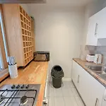 Stunning 1-Bedroom Flat In Canary Wharf Free Parking Near London Museum