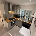 Entire One Double Bedroom Apartment With Living Room And Garden