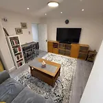 Entire One Double Bedroom Apartment With Living Room And Garden